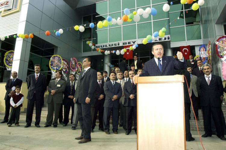 Erdoğan'ın açtığı okula polis baskını
