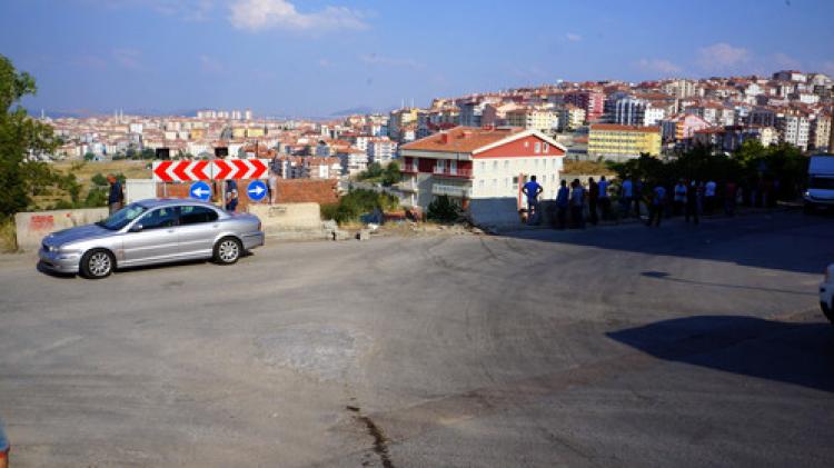 Evin üstüne karpuz yüklü kamyon düştü: 5 yaralı