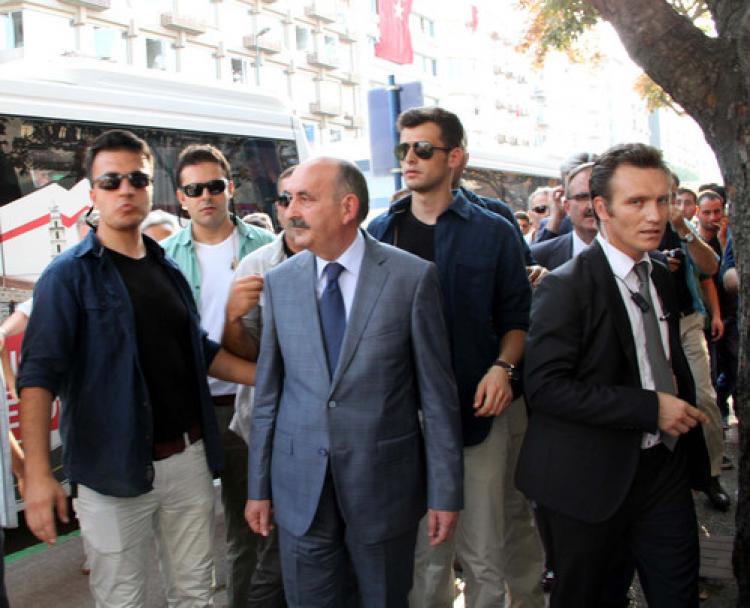 Şehit cenazesinde bakana pet şişeli, bozuk paralı protesto