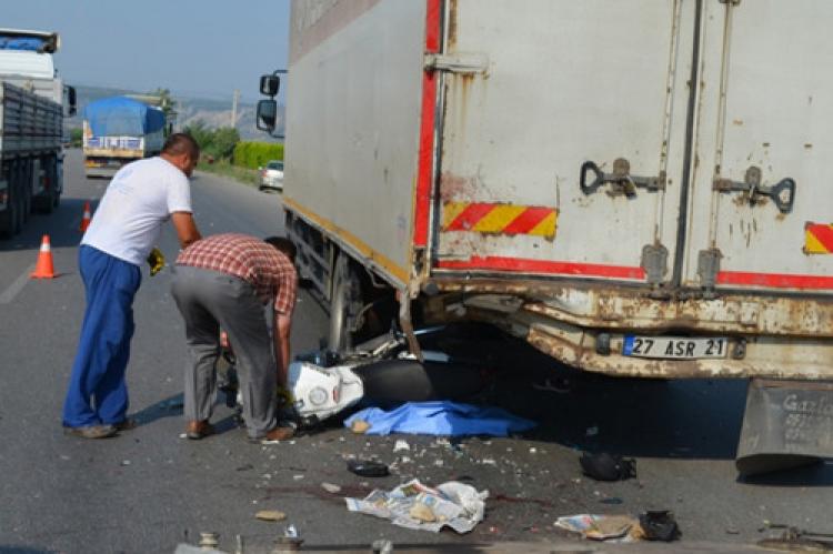 Aşırı hız yapan motosikletteki 2 genç hayatını kaybetti