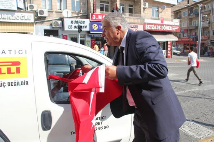 Basın mensupları Türk Bayrağı dağıttı