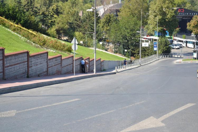 Çıplak adam trafiği kilitledi