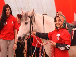 Türkiye'deki Lisanslı Kadın Seyis Sayısı Artıyor