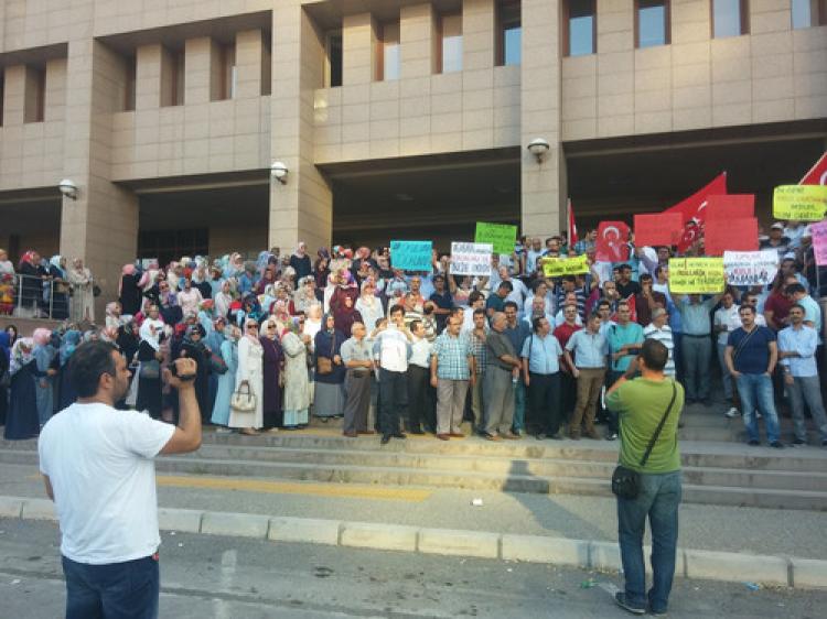 İzmirlilerin Yamanlar'a destek olmak için adliyede bekleyişi sürüyor