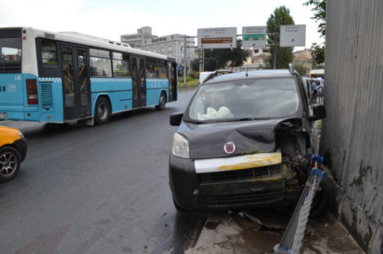 Köprü girişinde kaza: 2 yaralı