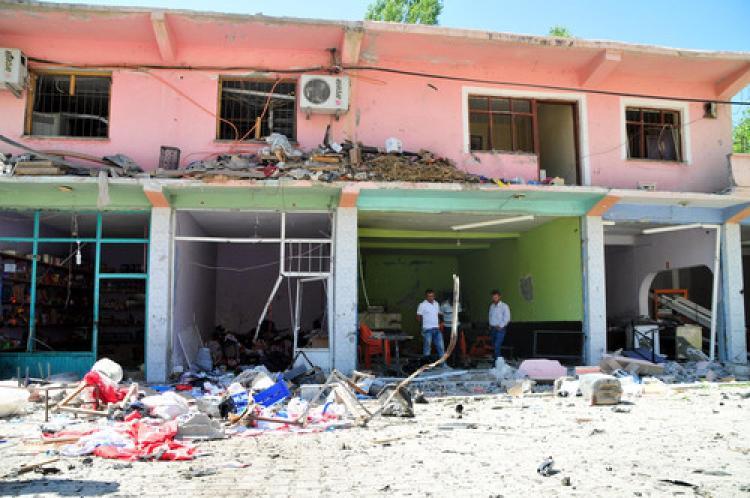Bomba yüklü araç savaş alanına çevirdi