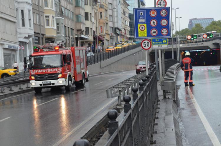 Taksim alt geçidini su bastı