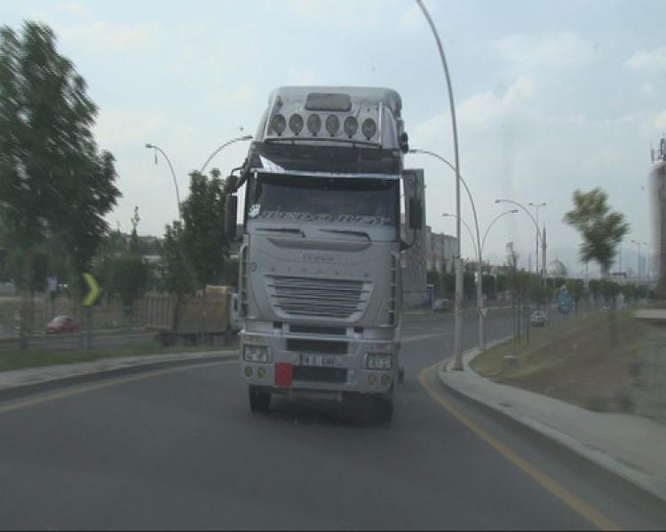 Trafikte ters ilerleyen TIR, görenleri şaşırttı