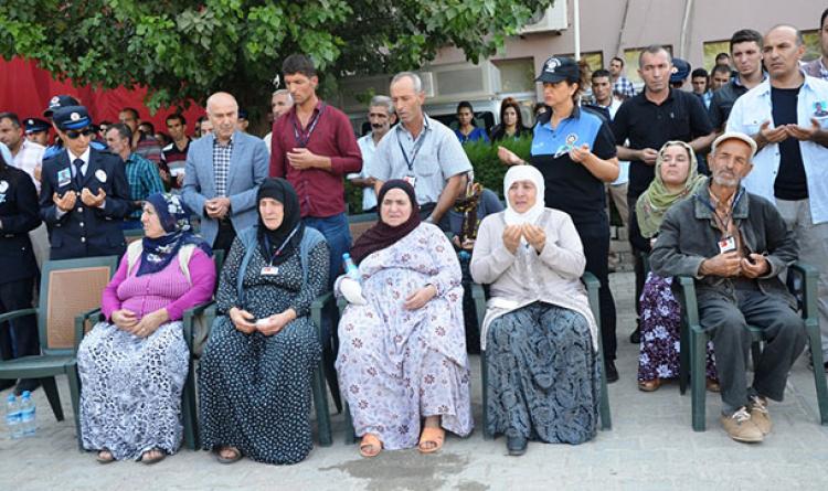 Şehidin annesi ayağında terlikle, babası kışlık kabanla törene katıldı