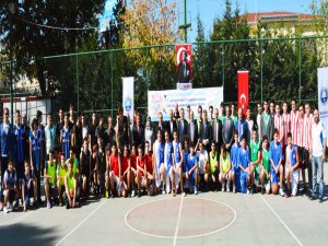 Öğrenciler Basketbol Turnuvasında Yarıştı