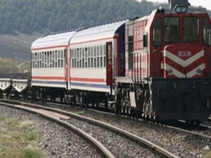 Tren minibüse çarptı