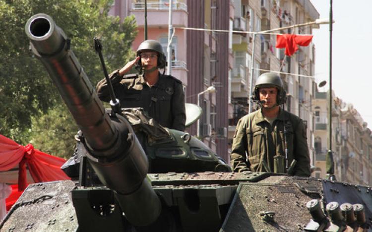 Tanklı, füzeli ve TOMA'lı tören