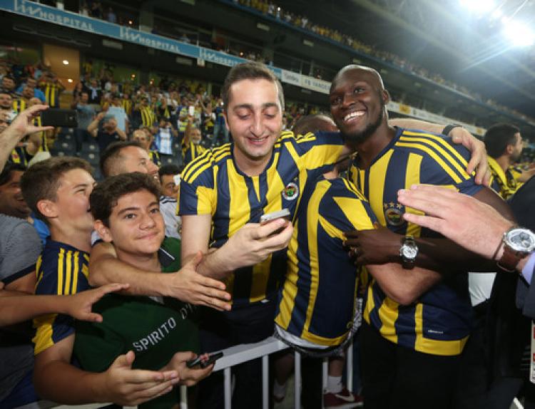 Moussa Sow, Fenerbahçe forması dağıttı