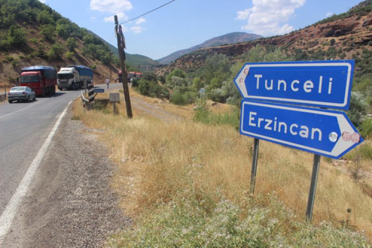 Tunceli'de kapalı yol nedeniyle uzun araç kuyrukları oluştu