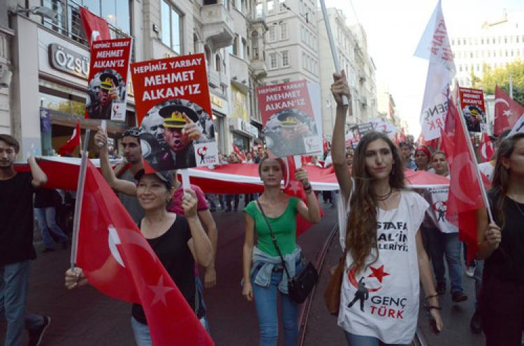 Yarbay Alkan'a destek yürüyüşü yaptı