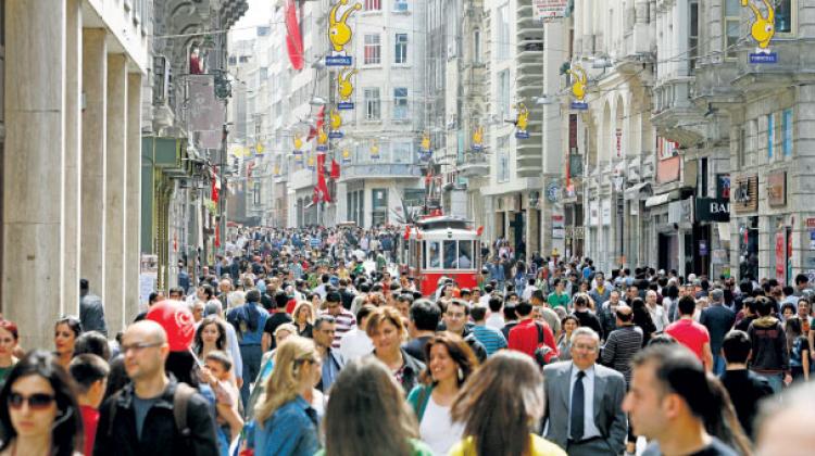 Kadınlar daha düzenli namaz kılıyor