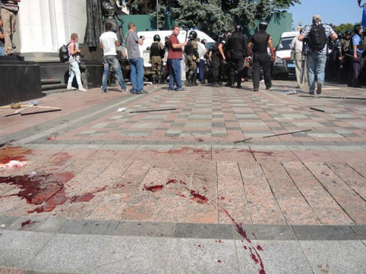 Ukrayna Parlamentosu önünde patlama anı