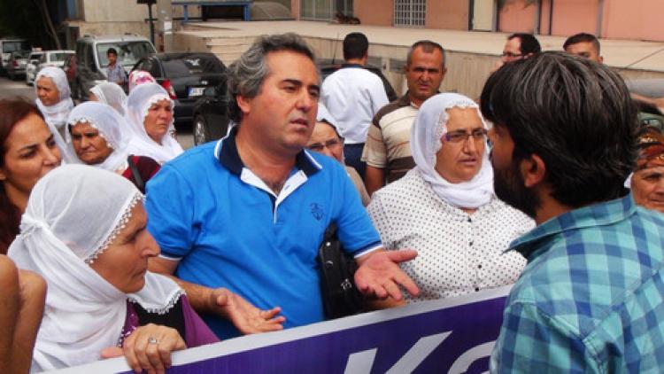 Kadınların Valiliğe beyaz tülbent asmasına polis engel oldu