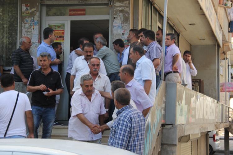 Diyarbakırlılar öldürülen doktor için taziye evine akın etti