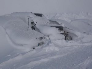 Bursa'da otomobiller kar altinda!