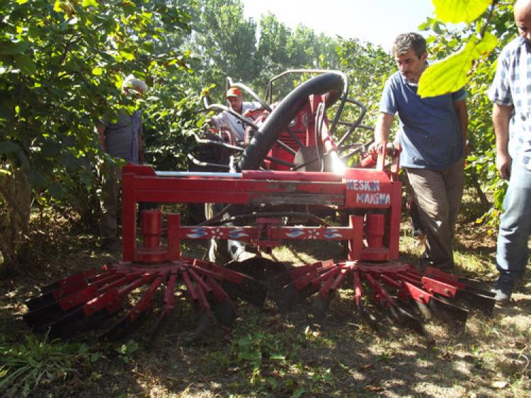 Karadenizli çiftçiden fındık toplama makinesi