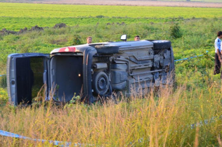 Takla atan otomobilin sürücüsü öldü, 3 kişi yaralandı