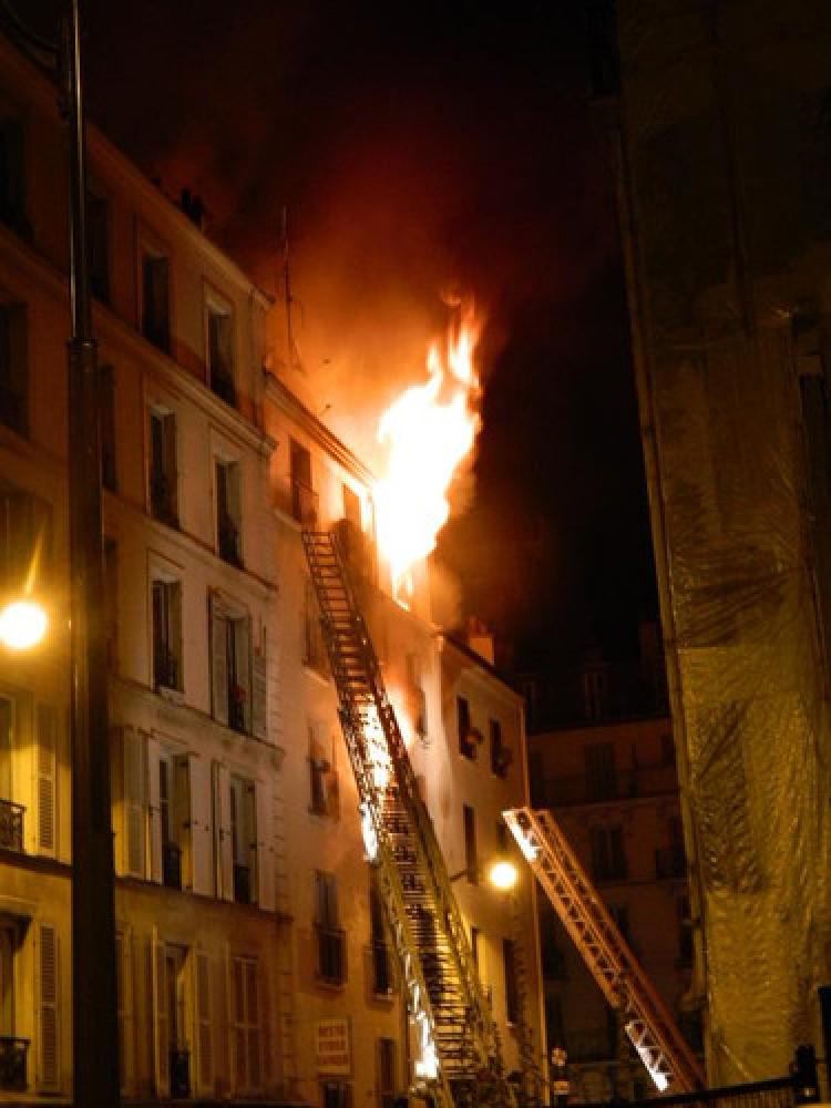 Paris'te yangın: 8 ölü