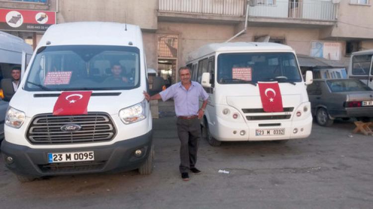 Dolmuşçular Türk bayrakları ile teröre tepki gösterdi