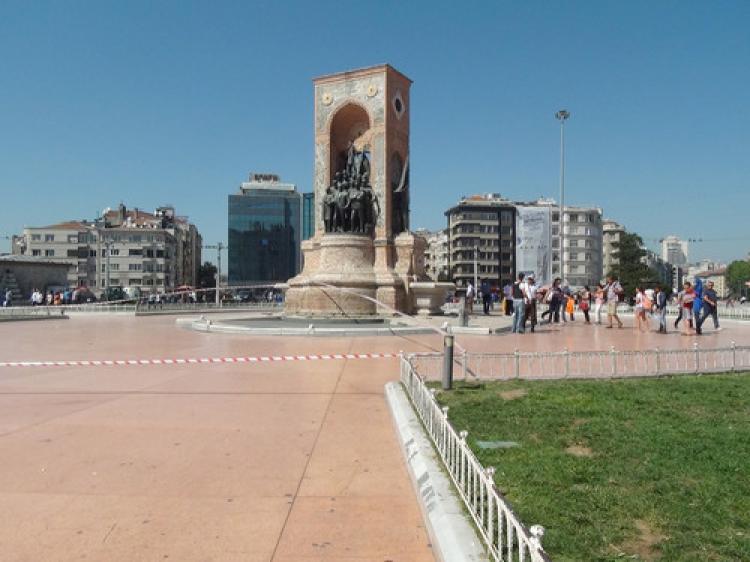 Taksim’de şüpheli paket alarmı