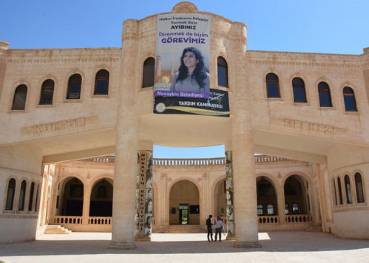 Nusaybin Belediye binasına tutuklanan Eş Başkan Kaya’nın posteri asıldı