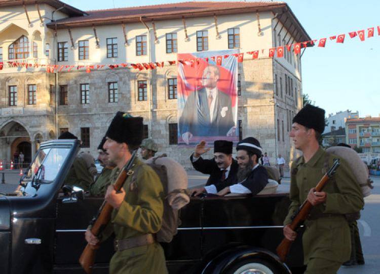 Atatürk'e temsili karşılama