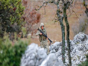 3 PKK'lı öldürüldü, 3 asker yaralı