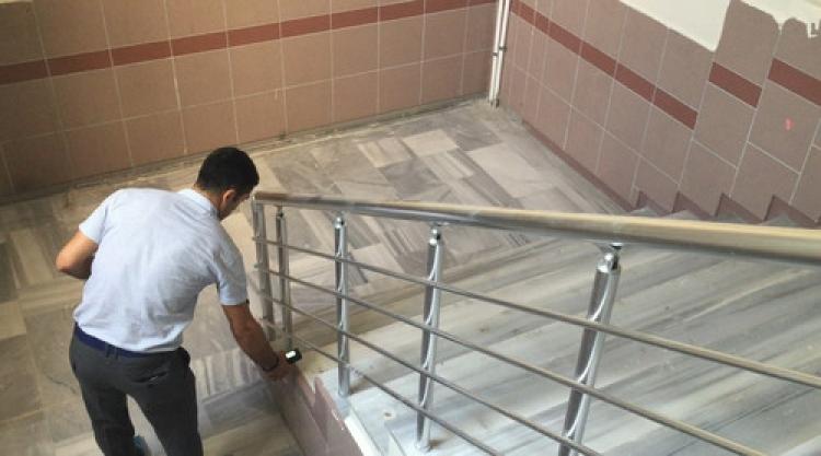Eğitim kurumuna baskın yapan memurlardan lazerli denetim