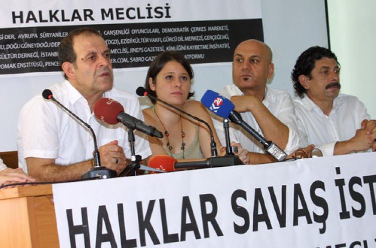 Faklı din ve ırktan insanlar bir araya gelip savaşların durdurulmasını istedi
