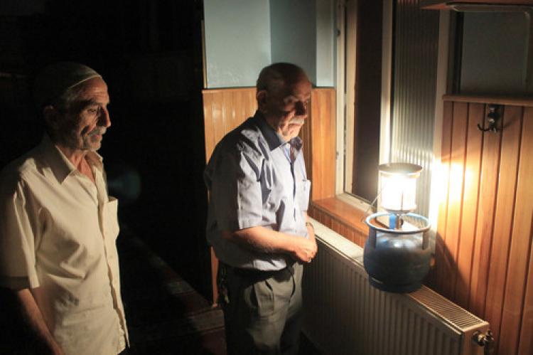 Elektriği kesilen camide namaz lüks ışığında kılınıyor