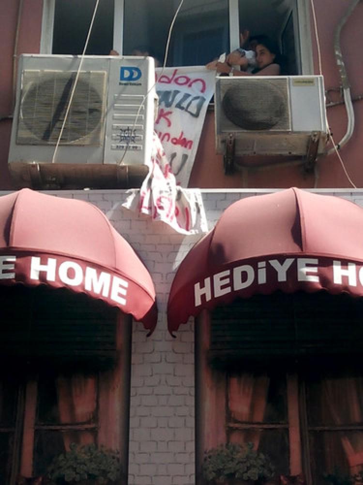 Kadın cinayetlerini protesto için pankart açan kadınlar göz altına alındı