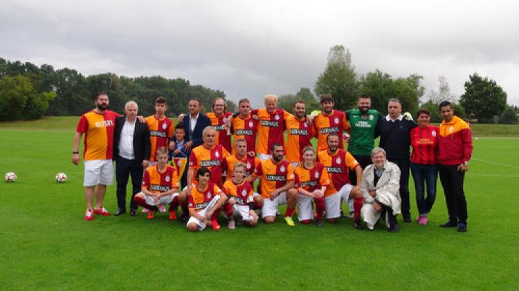 Galatasaray ve Münihli eski futbolcular hasta çocuklar için sahaya çıktı