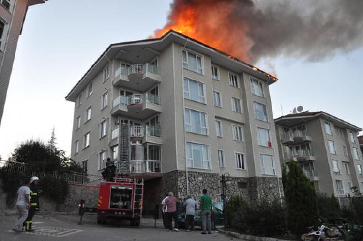 4 katlı apartmandaki yangın korkuttu