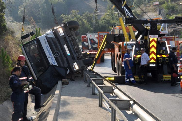 Virajı alamayan çöp kamyonu devrildi: 1 ölü