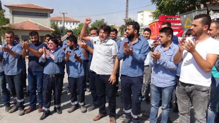 MEDAŞ işçileri, düşük maaş aldıkları gerekçesiyle iş bıraktı