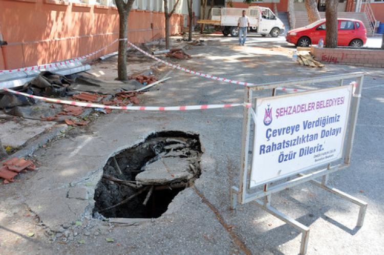 Milli Eğitim özel okullara baskın yapıyor, devletin okulunun bahçesi çöktü