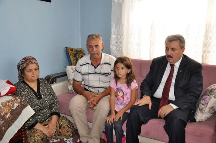 Şehidin evine asılan bayrağı zorla geri almışlar