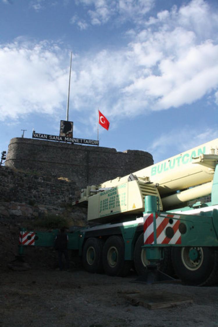 50 tonluk vinç Kars Kalesi'ne çıkarıldı
