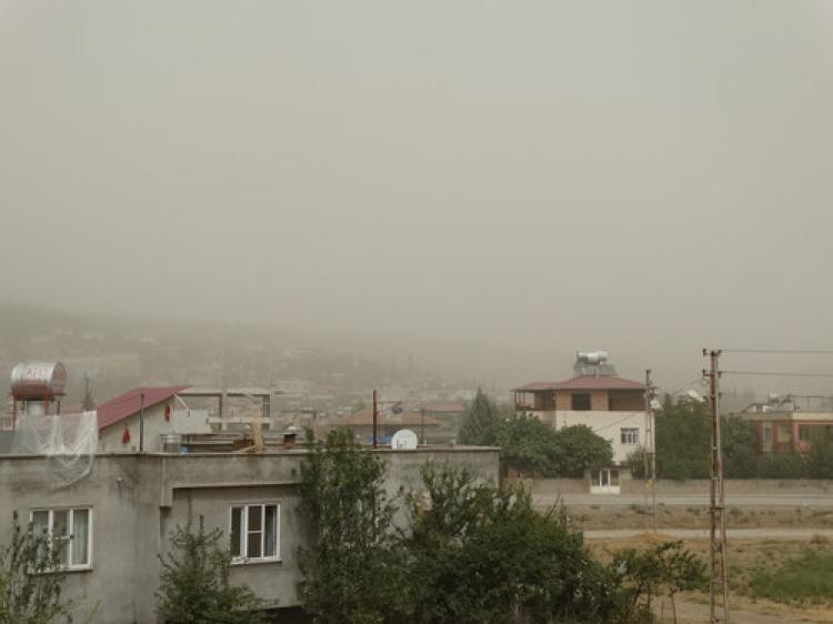 Toz bulutu Türkoğlu’nu etkisi altına aldı.