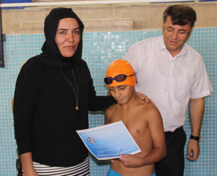 Yüzme kursu sertifikaları dağıtıldı