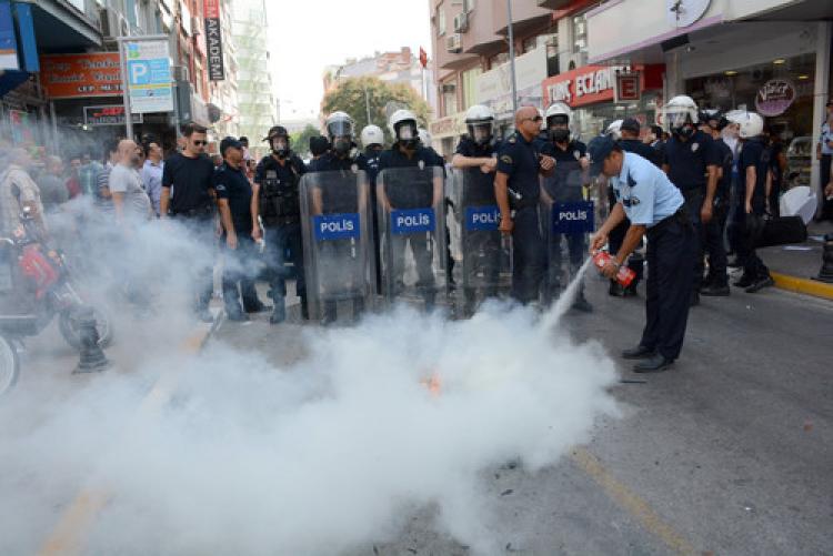HDP Balıkesir il binasına giren bir grup eşyaları ateşe verdi