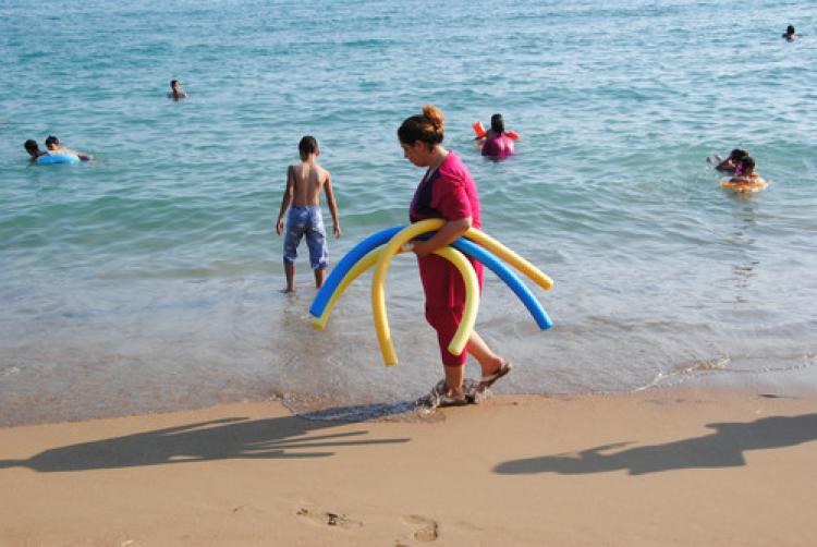 Side'de sıcak ve nemli havadan bunalan turistler denize girerek serinledi