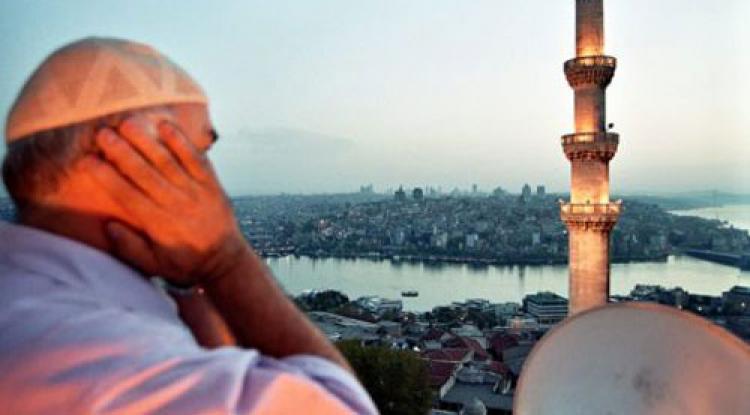 Şehitler için sela veriliyor