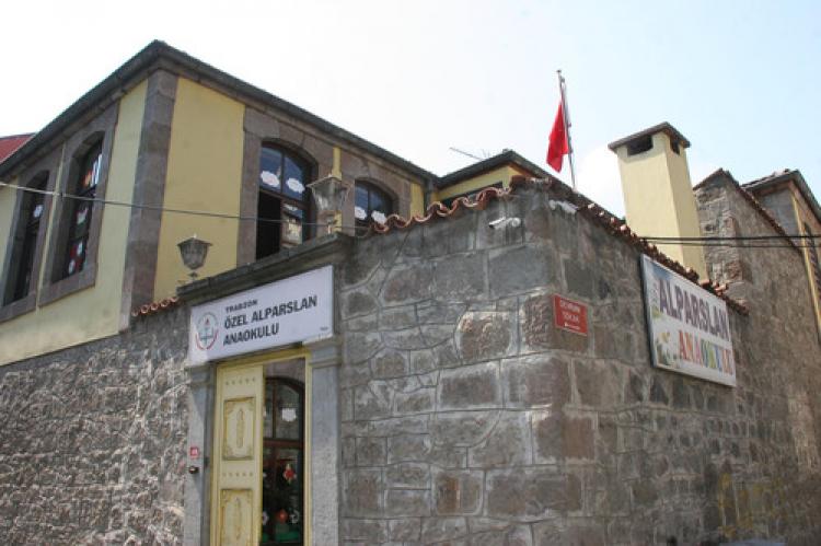 Türkiye şehitlere ağlıyor, hükümet anaokulu basıyor