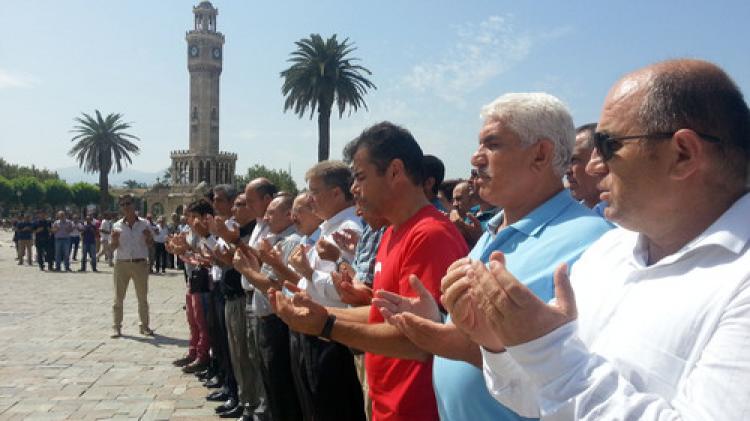 Şehitler için Konak Meydanı’nda cenaze namazı kılındı